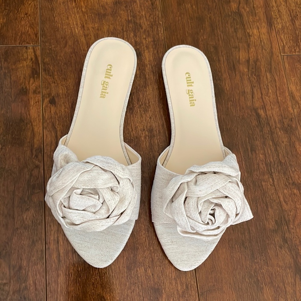 Brand new Cult Gia flower linen flats